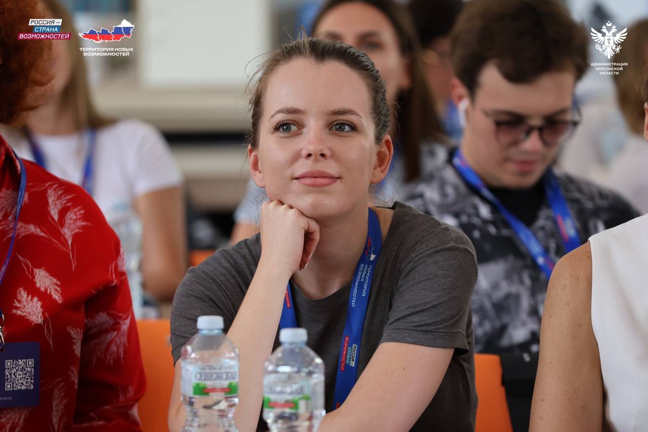 200 молодых лидеров Донбасса и Новороссии прошли обучение на площадках президентской платформы Президентская платформа «Россия — страна возможностей» объединила 200 участников из ДНР, ЛНР, Херсонской и Запорожской областей. В Донецке, Луганске, Геническе и Мелитополе активные жители региона прокачивали управленческие навыки и получали инструменты для реализации проектов. «Будущее Херсонской области в руках нашей молодёжи, и наша задача — дать ей все необходимое для реализации своего потенциала. Президентская платформа "Россия — страна возможностей" предоставляет уникальные ресурсы и возможности для молодых херсонцев, помогая им раскрыть таланты, получить современные знания и внести свой вклад в развитие региона. Мы верим в нашу молодёжь, в их энергию, креативность и преданность своей земле. Именно они станут архитекторами нашего региона, сохраняя при этом связь с историей и духовными ценностями», — заявил Губернатор Херсонской области Владимир Сальдо. За два месяца команда платформы провела мероприятия в 29 городах. Отбор прошли те, кто уже вносит вклад в развитие своих территорий и помогает другим раскрыть потенциал. Занятия вели эксперты и выпускники платформы, представители органов власти и профильных вузов. Сайт ВК ОК #Администрация_Херсонская_область