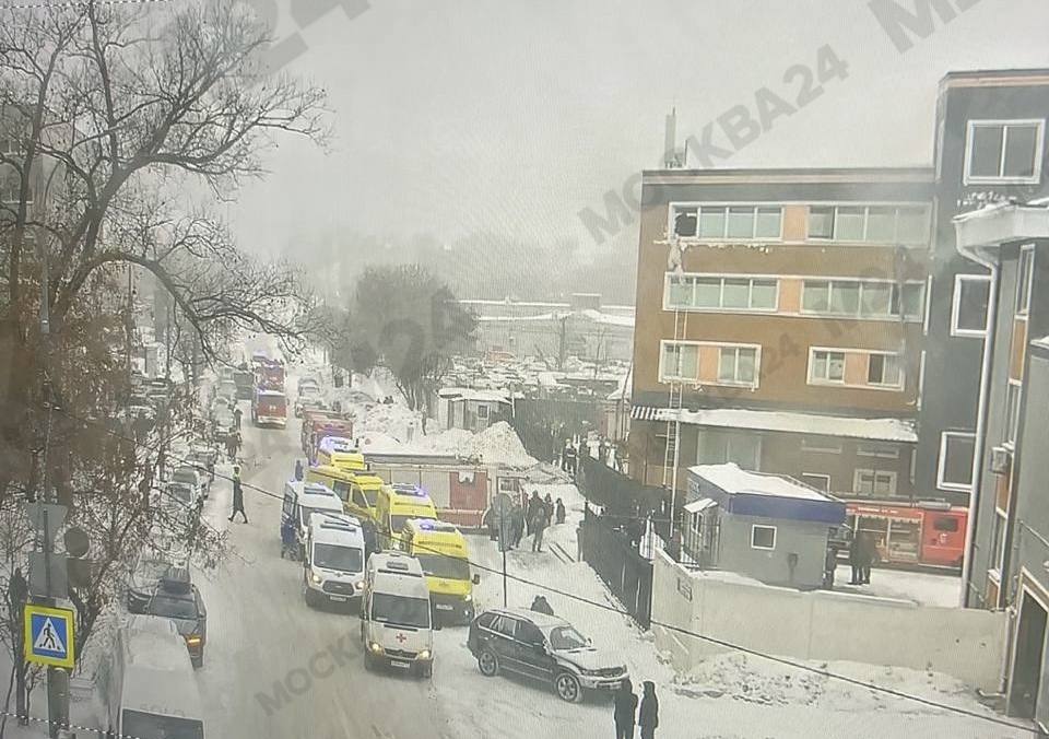 Хостел горит на севере Москвы Пожар случился в здании на улице 1 ый Магистральный тупик На месте работают экстренные службы Внутри заблокированы люди сообщают СМИ По информации МЧС на данный момент спасен один человек 1  2  спасены ещё 6 человек МЧС Подписаться на Москва 24 Наши каналы Новости в MAX