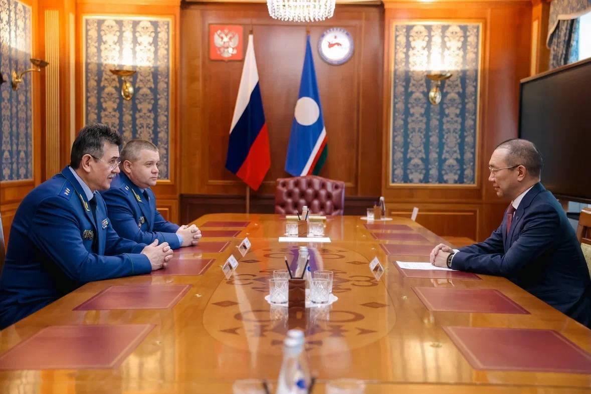 Вечерний Хабаровск Приехавший в Якутск заместитель Генерального прокурора России Сергей Зайцев представил назначенного прокурора Якутии Сергея Дябкина Сегодня 14 ноября заместитель Генерального прокурора Российской Федерации Сергей Зайцев представил коллективу прокуратуры руководителям органов исполнительной законодательной судебной власти правоохранительных ведомств недавно назначенного нового прокурора Якутии Сергея Дябкина Сергей Дябкин служит в органах прокуратуры с 2002 года Работал в прокуратуре Красноярского края потом в подробнее на канале Вечерний Хабаровск