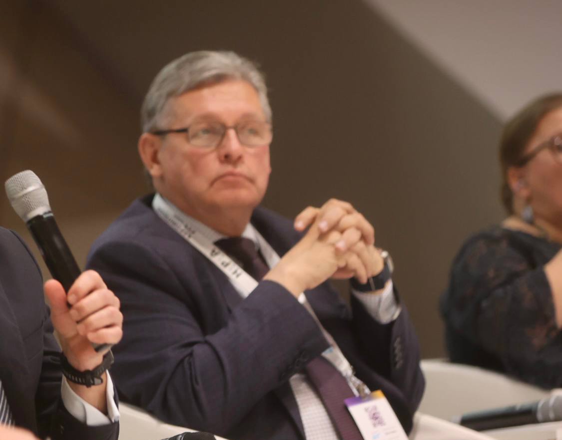 Рифат Сабитов принял участие в XXIX Международном конгрессе Национальной ассоциации телерадиовещателей Конгресс проводится ежегодно с 1997 года с целью содействия развитию в России информационной среды формирования современной отечественной телевизионной отрасли повышения ее творческой технологической и коммерческой конкурентоспособности в условиях экономической ситуации в стране и медиасфере Член Правления НАТ заместитель генерального директора руководитель регионального департамента ВГТРК председатель Комиссии ОП РФ по развитию информационного сообщества СМИ и массовых коммуникаций Рифат Сабитов принял участие в пленарном заседании конгресса по теме Вызовы отечественных медиа в эпоху фейков В ходе дискуссии Рифат Сабитов отметил что противостоять наплыву агрессивной дестабилизирующей информации распространяемой через сеть на иностранных платформах нашими врагами чрезвычайно сложно но необходимо Подробнее читайте на нашем сайте