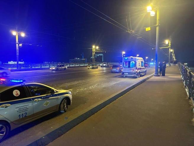 На Литейном мосту каршеринг сбил дорожного рабочего Минувшей ночью мужчина с открытыми переломами ноги и руки был госпитализирован в состоянии средней степени тяжести. Сейчас устанавливаются все обстоятельства. Флэш Питер - подписаться