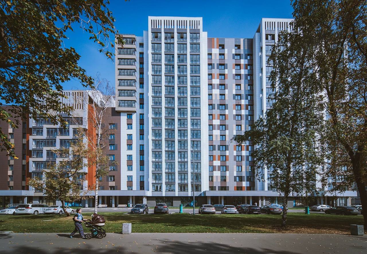 Собянин Программа реновации позволит сохранять Москву всегда молодой Заканчивая основную программу реновации до 2032 года город планирует создать заделы для перехода к другим сериям домов Обновление жилого фонда в Москве должно идти непрерывно отметил мэр При этом участие в программе реновации в первую очередь зависит от желания жителей и определяется в результате голосования Люди видят что мы не обманываем Мы строим дома рядом с их же домами Строим качественное современное жилье по стоимости на 30 40 процентов рыночных больше чем то что они имели Это сложный и затратный проект Но город обязан этим заниматься и для будущего поколения и чтобы наша Москва была всегда молодой добавил Сергей Собянин Подписаться на Москва 24 Наши каналы