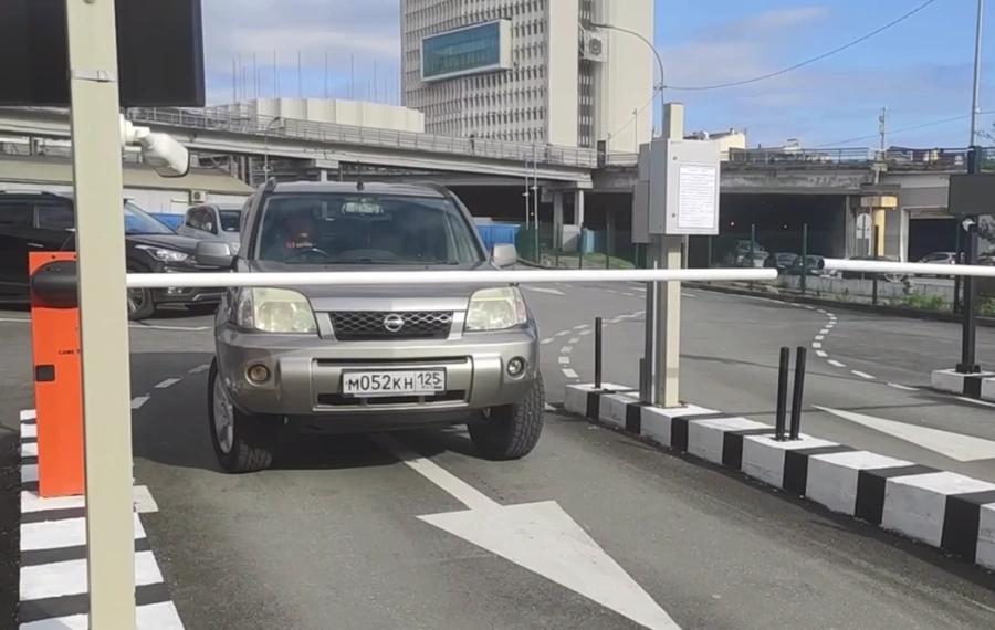 Новая парковка на Корабельной Набережной 1 во Владивостоке заработала в бесплатном тестовом режиме Об этом сообщают в ЦОДД Заехать на площадку можно только на автомобиле с номерными знаками Информация об установлении платы за парковочное место будет опубликована заранее Подписывайтесь на РБК Восток