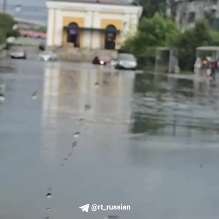 Ливень и град затопили Ломоносов и Петергоф, превратив площадь в озеро