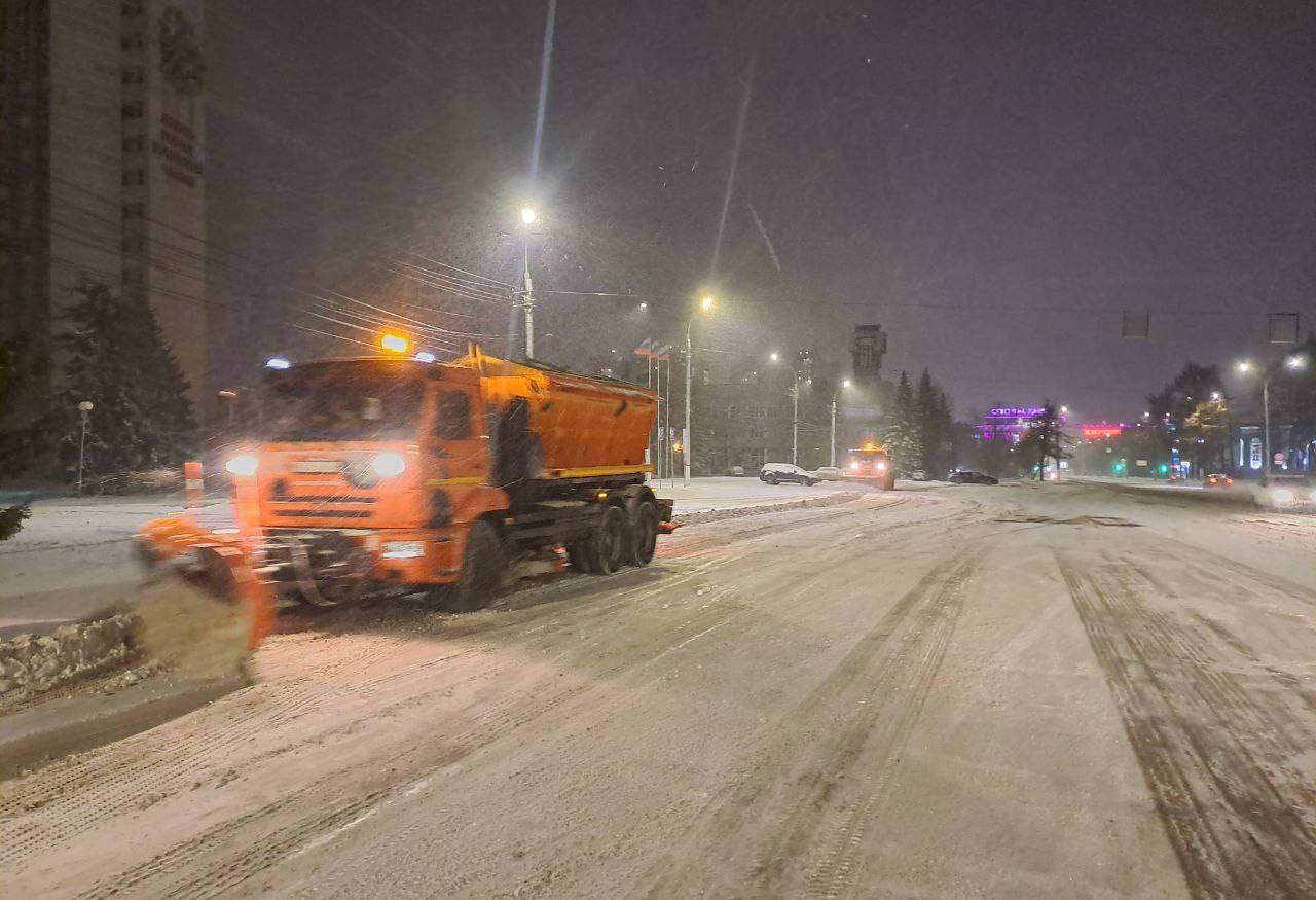 Дорожники всю ночь устраняли последствия снегопада в Курске  В работах задействовали 52 единицы техники, рассказали в мэрии. Кроме  основных магистралей, убирали тротуары, остановки и общественные пространства.      Сегодня синоптики обещают небольшой снег, местами гололедица, туман.  Аккуратнее на дороге, не спешите!  Сейм   Курская область