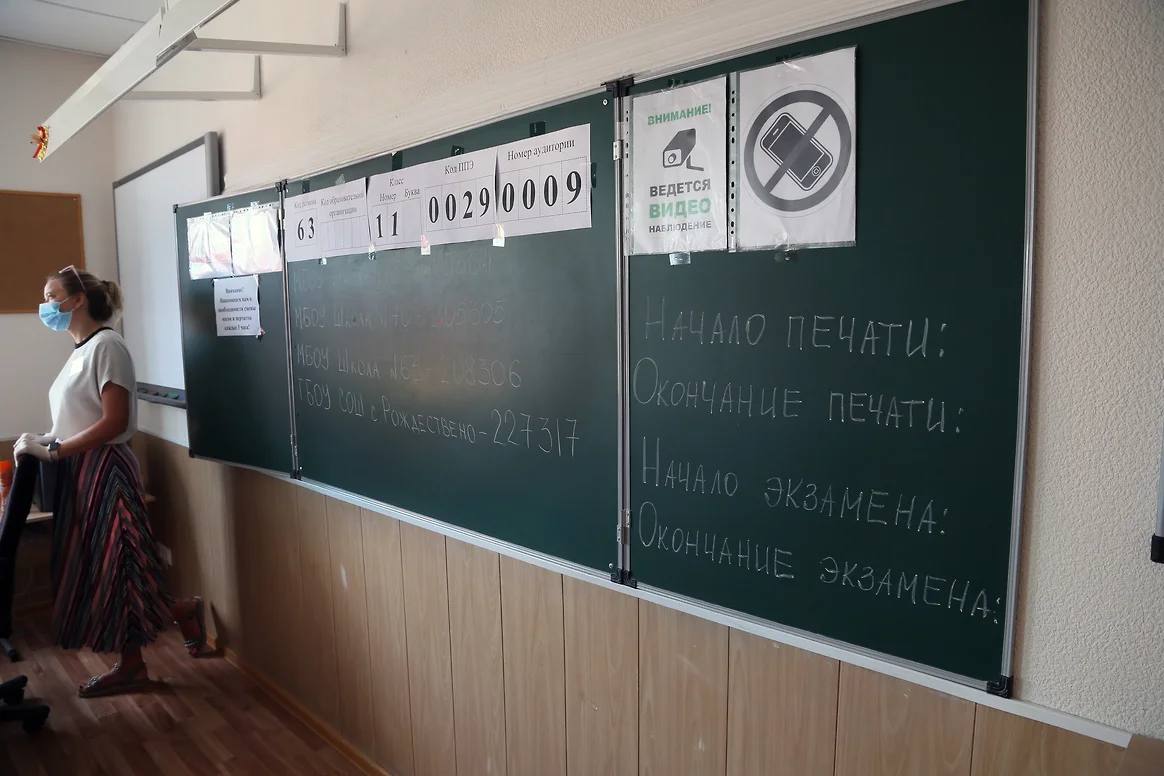 В Самарской области массово эвакуируют учащихся школ и колледжей В Самаре произошла эвакуация учащихся сразу нескольких образовательных учреждений Официально сообщалось об угрозе минирования школы 81 однако занятия приостановили еще в нескольких учреждениях В частности отправлены домой учащихся школ 32 48 53 и 144 Также поступили сообщения об эвакуации ряда колледжей и школ в Тольятти В некоторых учреждениях работают экстренные службы kommersant volga