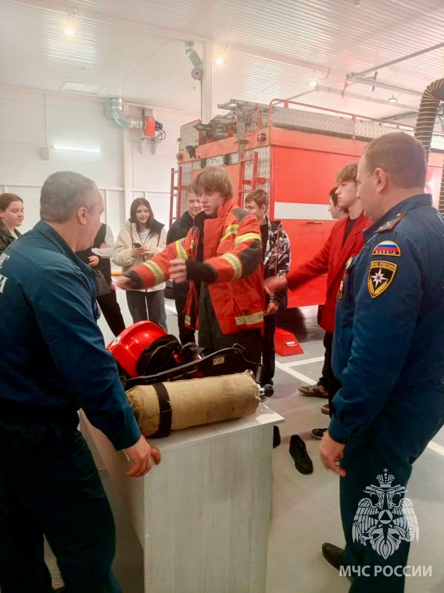В Пономаревке школьники посетили пожарную часть Учащиеся 9 класса Пономарёвской СОШ отправились в пожарную часть, чтобы познакомиться с работой пожарных. Сотрудники МЧС России рассказали школьникам о работе пожарной охраны, о том как себя вести в экстремальных ситуациях и что делать в случае пожара. Экскурсия получилась познавательной и увлекательной. Ребята примерили боевую одежду пожарных, средства индивидуальной защиты органов дыхания и ознакомились с оборудованием автомобиля.