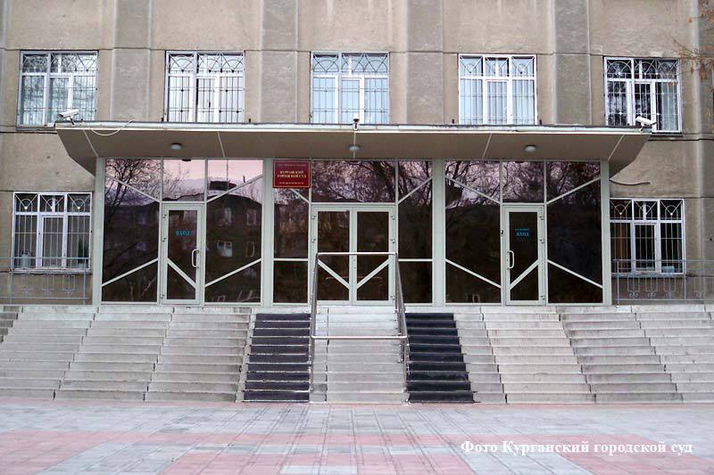 Курганский городской суд признал виновным 32 летнего местного жителя в финансировании экстремистской деятельности пресс служба судебной системы Курганской области Установлено что в августе 2021 года курганец просмотрел в сети Интернет видеоролик о сборе денежных средств для поддержки лиц включенных Росфинмониторингом в список экстремистов и террористов и продолжения их противоправной деятельности Используя свой мобильный телефон он перешел по указанной в ролике ссылке и перевел со своего банковского счета одну тысячу рублей на счет запрещенной некоммерческой организации Суд назначил осужденному наказание в виде штрафа в размере 400 тысяч рублей по части 1 статьи 282 3 УК РФ С учетом времени содержания под стражей размер штрафа снижен до 370 тысяч рублей Мобильный телефон конфискован