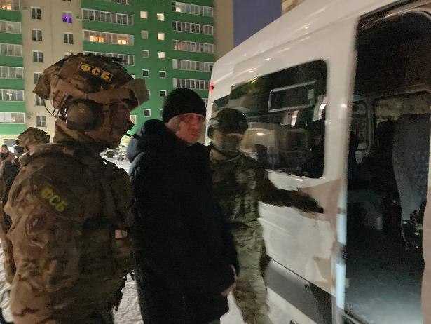 В Челябинской области ФСБ задержала высокопоставленного полицейского   www up74 ru articles news 168099 Заместителя начальника оперативно разыскной части собственной безопасности южноуральского главка подозревают в получении взяток Как сообщили в следственном управлении СК РФ по Челябинской области в период с апреля 2023 года по апрель текущего года подозреваемый получил от предпринимателя взятку на общую сумму не менее 1 8 млн рублей Возбуждено уголовное дело по статье Получение взятки Примечательно что за несколько дней до задержания полицейский был уволен из органов МВД России Это произошло 24 декабря