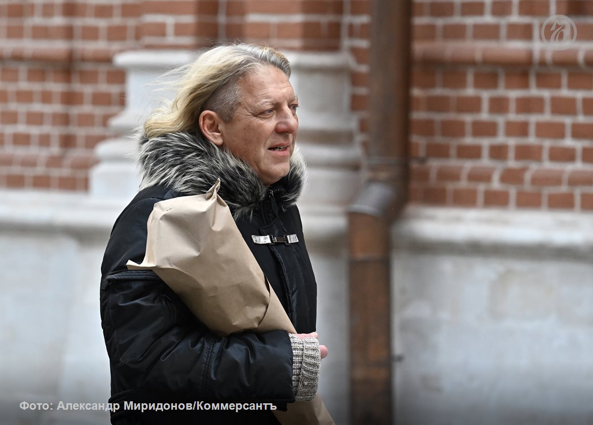 Умер телеведущий продюсер и режиссер Александр Олейников Ему было 60 лет О его смерти сообщил Первый канал Печальная новость Не стало Александра Олейникова Режиссер сценарист продюсер и ведущий он пришел на телевидение когда ему было 20 и понял это призвание Создавал новые рейтинговые проекты Его бесконечный талант ценили и за рубежом приглашали на работу Он провел за границей несколько лет но вернулся был предан своей стране Много времени уделял студентам делился опытом с будущими мастерами телевидения говорится в сообщении телеканала Александр Олейников работал на ТВ 6 НТВ канале Россия и Первом канале kommersant