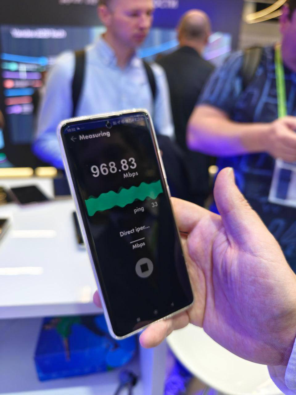 В России успешно запущена пилотная зона 5G на оборудовании отечественного производства ИРТЕЯ, достигнув скорости передачи данных в 968 мбит/сек. Российские базовые станции полностью готовы к масштабному внедрению сетей пятого поколения, что станет ключевым элементом в цифровой трансформации экономики и повышении эффективности работы государственных структур.