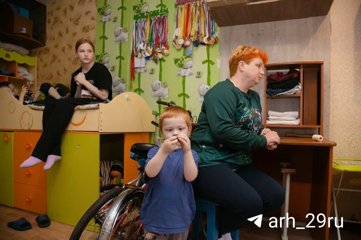 Многодетной семье из Архангельска угрожают. Наталью Кулиш осудили за насилие над приемным сыном и ребенком сожителя. Наказание отсрочили на 6 лет, но проблемы на этом не закончились. Родным детям Кулиш угрожали, а опека может забрать ребят в детский дом. В рубрике #текстдня рассказываем, как изменилась жизнь Натальи и ее детей после суда и что они планируют делать дальше. Читайте по ссылке.