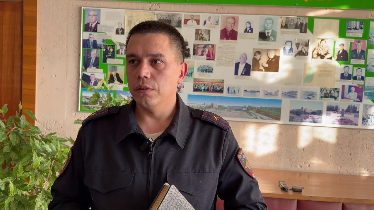 В Краснокаменске назначен новый главный полицейский Уважаемые жители Краснокаменска и Краснокаменского округа Сообщаем что начальником отдела полиции ОМВД России Краснокаменский назначен майор полиции Максим Габдрахманов Максим Витальевич начал свою службу в органах внутренних дел в 2013 году с патрульно постовой службы С 2015 года он перешел в уголовный розыск где активно занимался раскрытием преступлений в том числе связанных с несовершеннолетними В 2024 году Максим Габдрахманов был назначен на должность заместителя начальника полиции по оперативной работе Желаем Максиму Витальевичу успехов на новой ответственной должности Подписывайтесь MAX VK OK Дзен