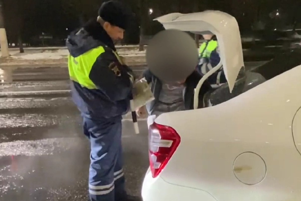 Во время масштабной проверки тверские госавтоинспекторы остановили более 600 водителей  Работа шла в трёх городах.   В Тверской области сотрудники Управления Госавтоинспекции и отдельного специализированного батальона ДПС при поддержке Росгвардии провели масштабные проверки водителей. В ночь 20 на 21 декабря выявили более 50 нарушений ПДД.  #ГИБДД #контроль_трезвости #рейд