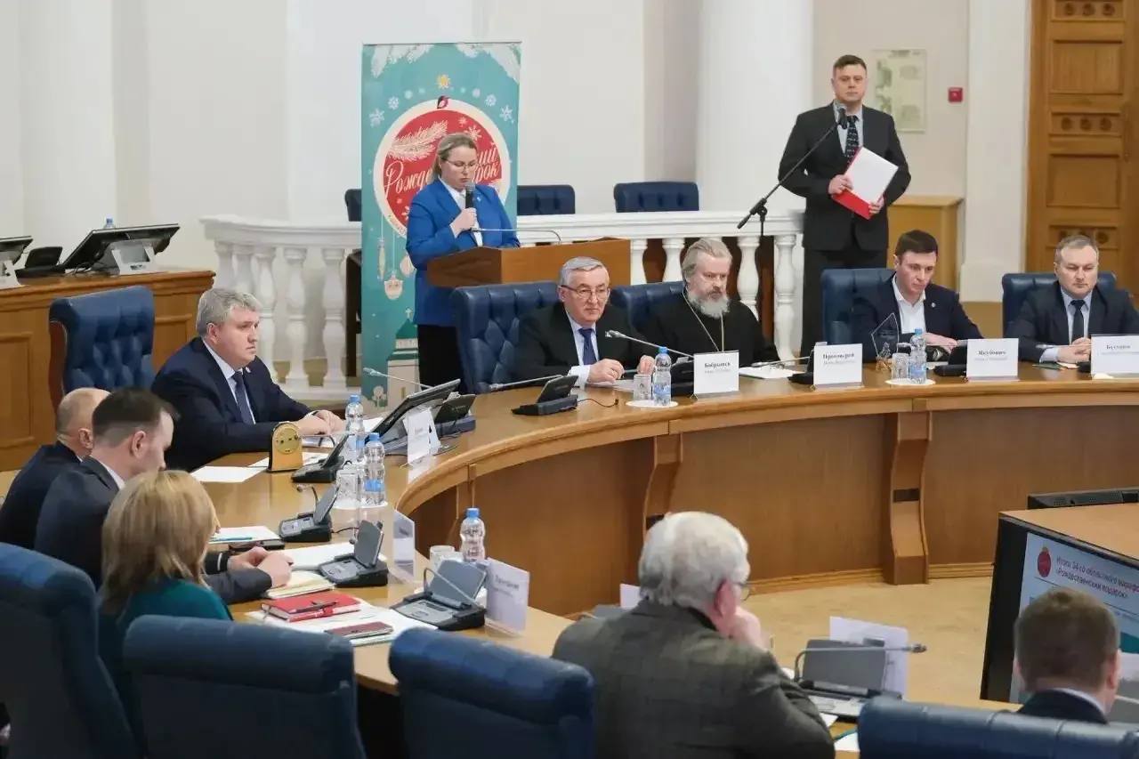 На благотворительном марафоне Рождественский подарок собрали почти 130 млн рублей Как сообщил губернатор Александр Дронов новгородцы в очередной раз проявили неравнодушие и готовность прийти на помощь К акции присоединились более 700 организаций и 12 тысяч жителей Новгородской области Помогали не только деньгами были и те кто приносили игрушки одежду новогодние подарки и даже мебель Особый акцент в этот раз был сделан на помощи ветеранам всех вооруженых конфликтов Марафон завершился но работа с ветеранами СВО и семьями наших бойцов продолжается