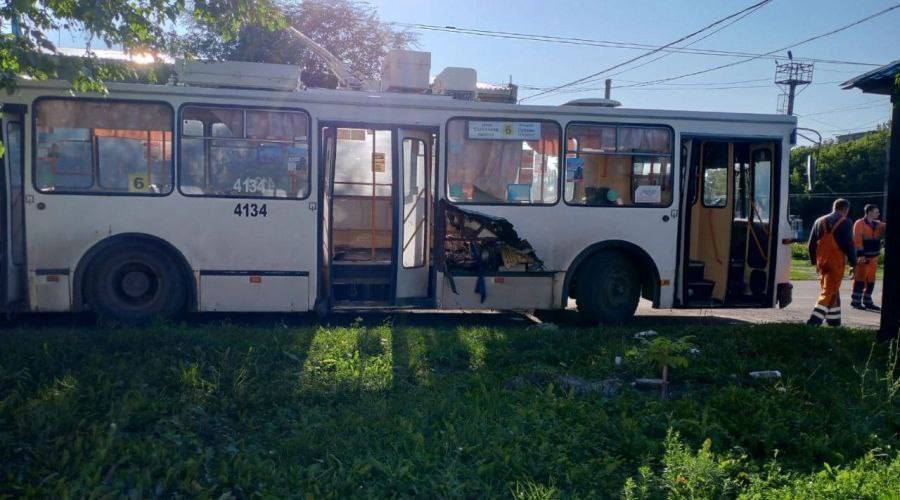 В Барнауле в троллейбусе взорвался огнетушитель Инцидент произошел 17 июля в троллейбусе №6. Взорвался новый огнетушитель, который поставили в тот же день. Он находился рядом с местом кондуктора. Мощный взрыв раскурочил салон и насквозь пробил корпус транспорта, оставив сквозную дыру. К счастью, в момент происшествия троллейбус стоял в депо. Но если бы это случилось на линии, без пострадавших бы не обошлось, признаются сотрудники МУП. Банкфакс, Barnaul 22