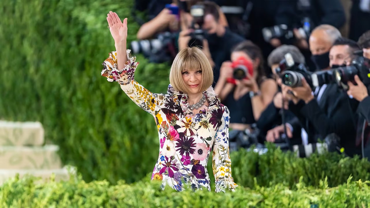 Анна Винтур покидает должность главной редакторки американского Vogue Об этом сообщает Business of Fashion. По данным издания, Винтур останется в издательском доме Condé Nast в качестве глобальной редакционной директорки Vogue, а также директорки по контенту. Анна Винтур была назначена главной редакторкой Vogue в 1988 году. Ее образ властной и строгой главной редакторки послужил вдохновением для Лорен Вайсбергер, написавшей книгу «Дьявол носит Prada». В 2006 году вышел одноименный фильм с Мэрил Стрип и Энн Хэтэуэй в главных ролях.