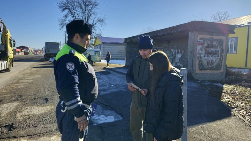 В Ардонском районе Северной Осетии прошло профилактическое мероприятие «Пешеход!» с участием агитационного автобуса ГИБДД  В целях обеспечения безопасности дорожного движения и профилактики дорожно-транспортного травматизма с пешеходами, сотрудники Госавтоинспекции Ардонского района обратились к пешеходам и водителям, используя возможности сигнального громкоговорящего устройства агитационного автобуса ГИБДД. Инспектор по пропаганде БДД обратилась к пешеходам с просьбой проявлять внимательность и осторожность на дороге. Включайте свой инстинкт самосохранения. Прежде чем начать переход проезжей части, необходимо всегда убедиться в полной безопасности перехода! В темное время суток и в условиях недостаточной видимости используйте световозвращающие элементы на предметах верхней одежды, сумках, рюкзаках, детских колясках. Грамотно оценивайте дорожную обстановку. И помните, что малейшая ошибка может привести к трагедии.