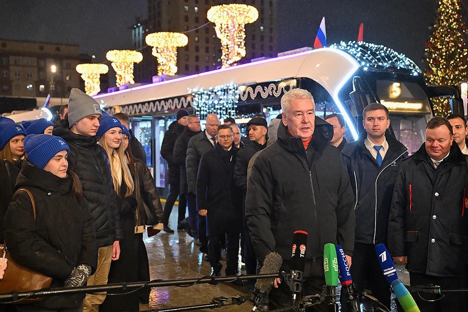 В Москве запустили новую трамвайную линию на Трифоновской улице Она соединила Белорусский вокзал и один из крупнейших транспортных узлов Рижский вокзал подчеркнул на открытии мэр города Сергей Собянин Он уточнил что у около полумиллиона москвичей появится дополнительная транспортная доступность Мы постарались сделать чтобы трамвай был максимально малошумный и проложили малошумные современные пути Это вторая линия с бесконтактным трамваем Не нужно будет делать силовые подстанции контактные линии Это тоже очень важно подытожил мэр Подписаться на Говорит Москва Telegram VK MAX