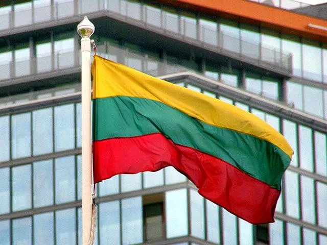 Литва продлит ограничения на визы для россиян до конца 2027 года Сейм Литвы поддержал продление санкций против граждан РФ и Беларуси Главное для туристов страна продолжит фактическую блокировку выдачи шенгенских виз Прием заявлений на шенгенские и национальные визы для россиян остается приостановленным Также не принимаются документы на ВНЖ за редкими исключениями Ограничения действуют уже несколько лет и ежегодно продлеваются Теперь их хотят закрепить сразу до конца 2027 года Дополнительно сохраняется запрет на покупку недвижимости и вводятся новые ограничения включая правила ввоза топлива Решение пока требует повторного голосования но шансы на окончательное принятие высокие tipical vizovik