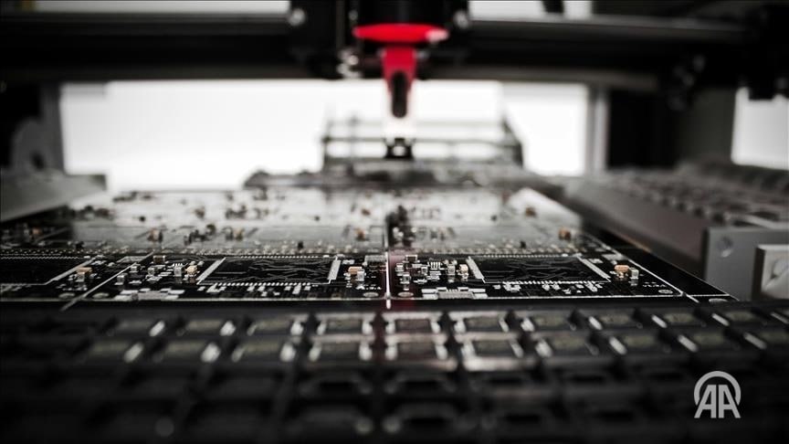 Авиационная и космическая техника лидер в экспорте высокотехнологичной продукции Турции Объем экспорта высокотехнологичной продукции Турция в 2025 году составил 9 9 млрд долларов при этом ключевую роль сыграло производство авиационной и космической техники обеспечившее 4 млрд долларов экспортной выручки Об этом сообщает Анадолу со ссылкой на данные Турецкого статистического института TÜİK Отмечается что Турция уделяет приоритетное внимание политике наращивания технологического производства что нашло отражение и в экспортных показателях Так экспорт высокотехнологичной продукции Турции который в 2021 году составлял 6 млрд 449 млн 500 тыс 718 долларов вырос до 7 млрд 419 млн 306 тыс 290 долларов в 2022 году и до 9 млрд 171 млн 701 тыс 749 долларов в 2023 году В 2024 году этот показатель составил 8 млрд 800 млн 859 тыс 516 долларов а в 2025 году увеличился до 9 млрд 912 млн 465 тыс 760 долларов Подробнее на нашем сайте v aa com tr 3818721 24 7 в сутки с Агентством Анадолу