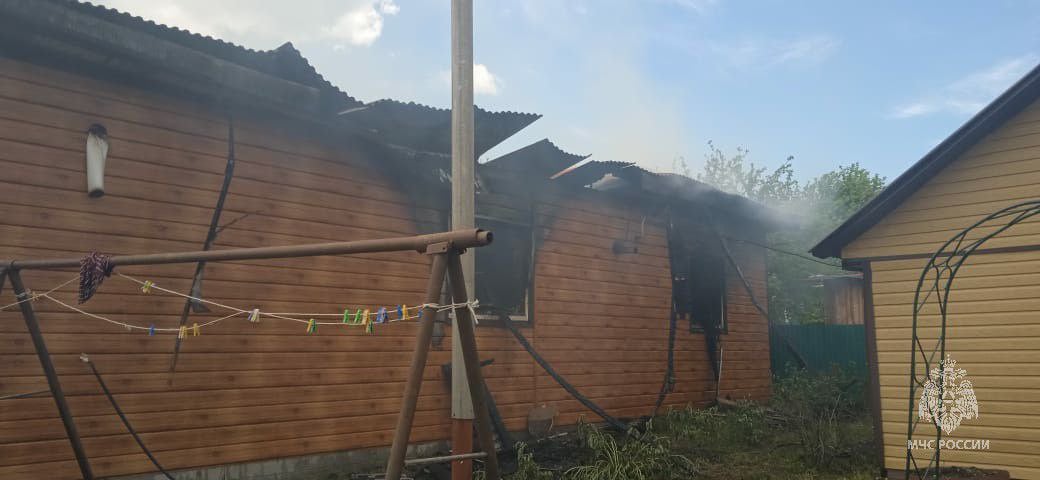 На пожаре в частном доме в Тукаевском районе погиб мужчина Сегодня в поселке совхоза Татарстан Тукаевского района произошел пожар в частном бревенчатом доме. Об этом «Татар-информу» рассказали в ГУ МЧС России по РТ. Спустя час пожарные локализовали открытое горение на площади 150 квадратных метров. К сожалению, в результате погиб 63-летний хозяин дома. Сейчас специалисты устанавливают причину трагедии. Подпишитесь: