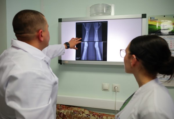 Минздрав разрешит врачам с истекшими в 2025 году сертификатами продолжить работу Проект приказа опубликован на портале regulation gov ru Речь идёт о специалистах чьи сертификаты были выданы в 2021 году и заканчиваются в текущем В случае принятия приказа они смогут работать без повторной аккредитации до конца 2026 го В ведомстве пояснили что мера даст медикам дополнительное время для подготовки и прохождения аккредитации а медицинским и фармацевтическим организациям сохранить необходимую численность персонала Предполагается что приказ вступит в силу с 1 января 2026 го и будет действовать ровно год Подписаться на Говорит Москва Telegram VK MAX