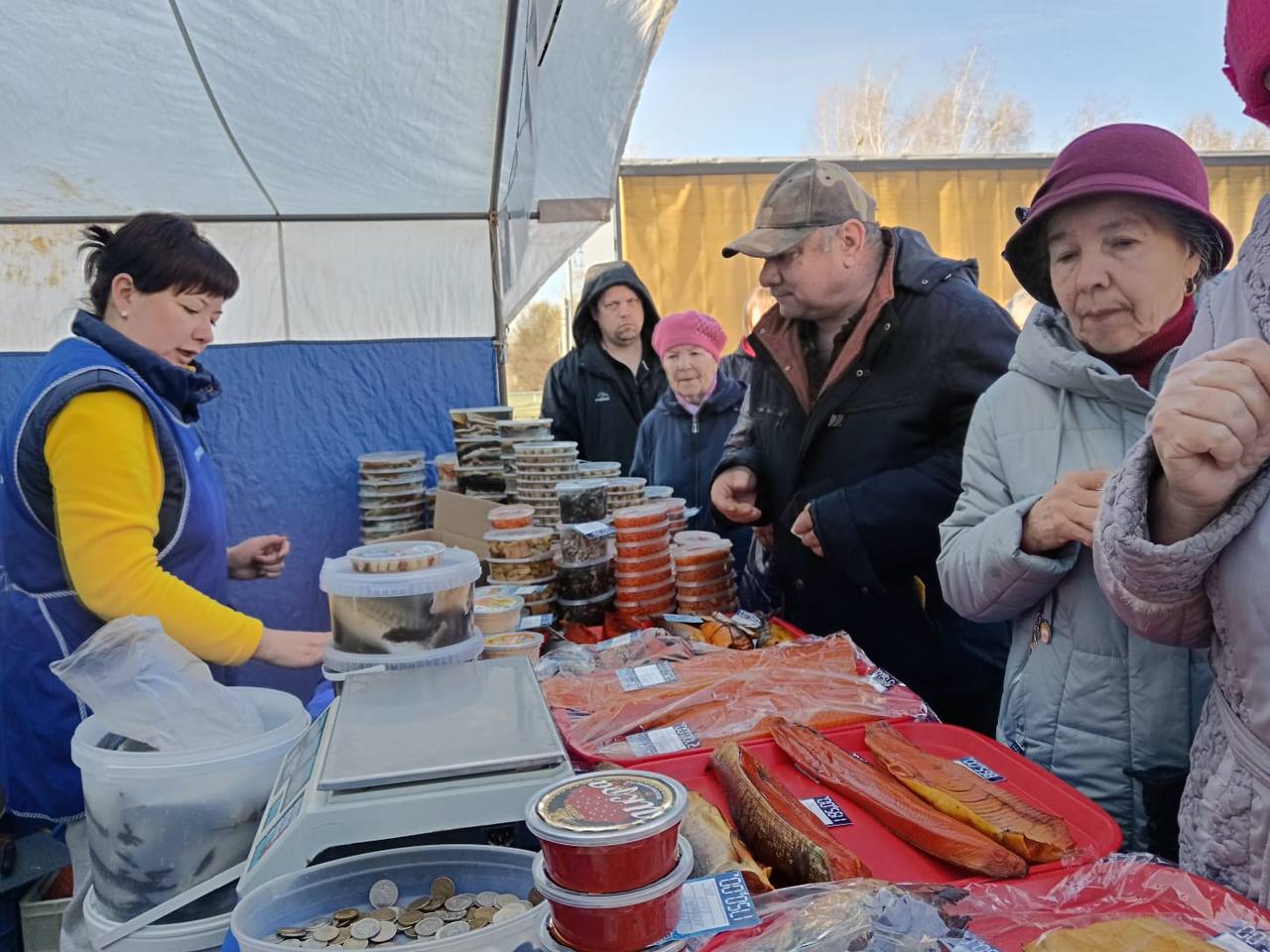 Продовольственные ярмарки прошли на территории города на восьми площадках. Продукции реализовано на 10,6 млн рублей. Наибольшим спросом у покупателей на ярмарках пользуются: мясо, мясные полуфабрикаты, рыба мороженая и готовая, колбасные изделия и мясные копчёности, овощи, фрукты. На ярмарочной площадке ул.Чайковского, 21а р.п.Южный, площадь перед ДК «Южный» волонтеры проводили голосование по выбору общественных территорий для благоустройства в рамка федерального проекта «Формирование комфортной городской среды» нацпроекта «Инфраструктура для жизни». Следующая ярмарка запланирована 6 сентября.
