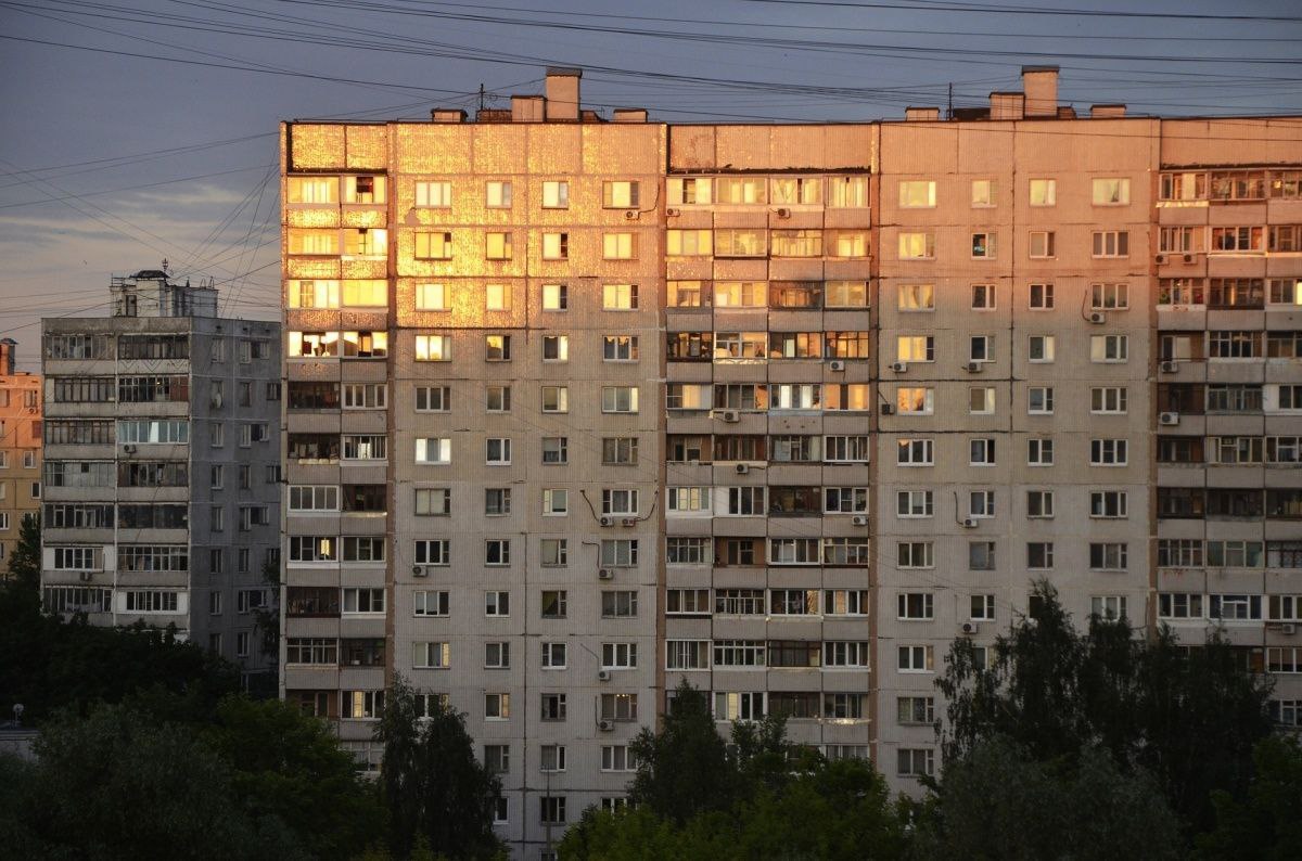 Вводится система государственного жилищного учета Опубликован Проект Постановления Правительства О государственном учете жилищного фонда в Российской Федерации В чем суть Минстрой разработал систему сбора данных о состоянии многоквартирных домов МКД Она должна заработать с 1 марта 2026 года 1  Технические характеристики и состояние домов в т ч состояние отдельных элементов конструкций и систем инженерно технического обеспечения будут включаться в электронные паспорта в ГИС ЖКХ Также в них будут отражаться даты капремонта осмотры общего имущества сведения об аварийности домов Данные будут поступать от застройщиков на этапе ввода домов и от управляющих компаний УК во время их эксплуатации Учет состояния домов будет вестись с момента ввода в эксплуатацию до прекращения их существования например сноса 2  Информация о жилищном фонде будет проверяться Фондом развития территорий ФРТ Он будет направлять в Минстрой аналитические справки о выявленных расхождениях 3  Форма техпаспорта жилых и многоквартирных домов помещений и машино мест а также перечень справочников и классификаторов данных разработает Минстрой Напоминаем Сейчас в ГИС ЖКХ содержится много устаревших сведений о МКД На их основании невозможно прогнозировать потребность в капремонте и предупреждать аварийность developers policy