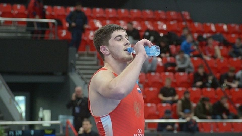 Волна утащила быстро страшно на пляже в Феодосии погиб 20 летний спортсмен Жуткая трагедия произошла в Феодосии на пляже Динамо утонул 20 летний спортсмен из Симферополя серебряный призер Спартакиады молодежи России по вольной борьбе Азамат Яхутлов а спасатель который бросился ему на помощь попал в больницу Азамат отдыхал на море после тяжелой подготовки к Первенству России по вольной борьбе среди юниоров до 24 лет которое в августе проходило в Улан Удэ рассказал КП Крым его тренер Эдем Муратов Ребятам дали несколько дней на восстановление съездить на море и набраться сил Азамат приехал в Феодосию отдохнуть после соревнований Фото со страницы спортсмена в социальной сети Но 5 августа стало фатальным для юноши Недалеко от берега его стало уносить отбойным течением Выплыть из Подробнее