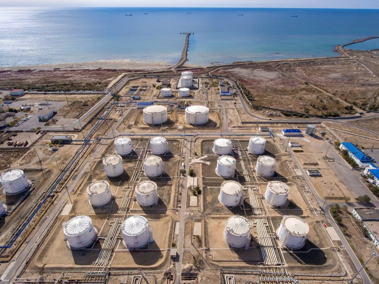 КазМунайГаз в декабре 2025 г перенаправил около 300 тыс т нефти на период ограничений КТК В декабре 2025 г КМГ перенаправил около 300 тыс т нефти с системы Каспийского трубопроводного консорциума на альтернативные экспортные маршруты через КазТрансОйл Поставки были организованы в направлении Германии Китая по маршруту Баку Тбилиси Джейхан а также через порты Новороссийск и Усть Луга   Отмечается что в январе 2026 г на фоне сохраняющихся ограничений КТК перенаправление продолжится Параллельно КМГ развивает диверсификацию экспорта в Германию НПЗ Шведт в 2025 г поставлено 2 1 млн т в 2026 г ожидается рост до 2 5 млн т по маршруту порт Актау БТД поставки казахстанской нефти составили 1 3 млн т в 2026 г планируется экспортировать до 1 6 млн т экспорт нефти в КНР по итогам 2025 г составил 1 1 млн т и как сообщается остается стабильным Морской терминал КТК оснащен тремя выносными причальными устройствами Однако на сегодняшний день отгрузка нефти осуществляется только через ВПУ 1 На ритмичность отгрузок нефти существенно повлияли внештатные факторы последствия атаки безэкипажного катера на выносное причальное устройство ВПУ 2 в результате которой объект получил значительные повреждения и был выведен из эксплуатации проведение ранее начатых ремонтных работ на ВПУ 3 осложненных тяжелыми гидрометеорологическими условиями зимнего периода Кроме того 13 января 2026 г стало известно что в акватории Черного моря БПЛА атаковали четыре нефтеналивных танкера следовавшие к морскому терминалу КТК для погрузки нефти Источник фото КазМунайГаз подписаться голосовать все новости технологии журнал