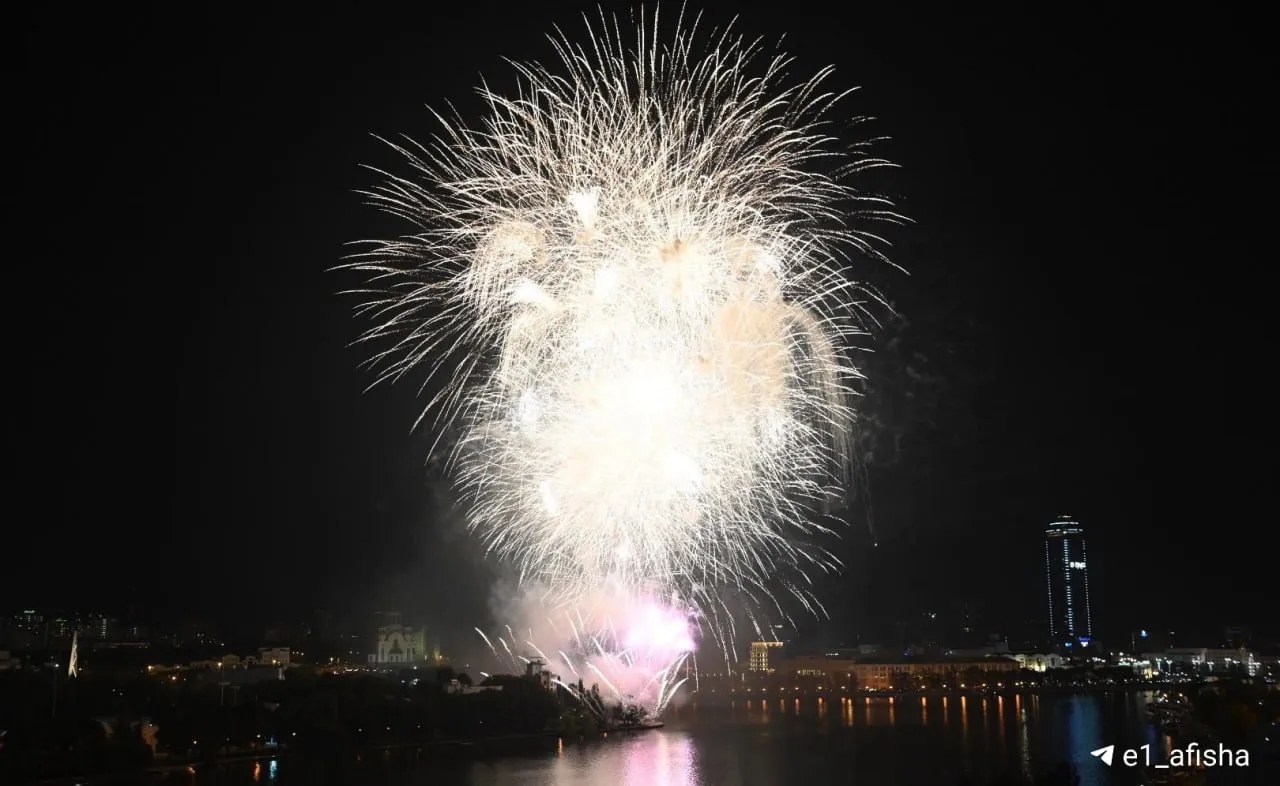 В Екатеринбурге планируют перенести День города Много лет подряд праздник устраивали в последнюю субботу лета Но мэр Алексей Орлов предложил отмечать его в первый выходной августа Причин для такого решения несколько Одна из них погода в конце августа она уже портится и идут дожди За перенос выступают и верующие последняя суббота августа выпадает на Успенский пост когда православным нельзя участвовать в шумных мероприятиях Депутаты решат вопрос через неделю А вы как считаете надо ли переносить праздник да хорошая идея не а проблем больше нет Подпишись на Афишу Е1
