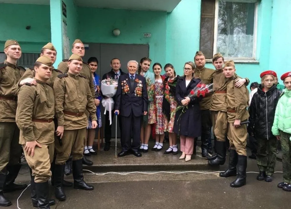 В Ростовской области к 81 й годовщине Победы в Великой Отечественной войне проведут 60 крупных мероприятий План подготовки и празднования утвердил глава региона Юрий Слюсарь Особое внимание уделят ветеранам Каждый из них получит поздравление а фронтовикам окажут материальную помощь из областного бюджета Для ветеранов которые по состоянию здоровья не смогут выйти из дома творческие коллективы организуют выступления прямо во дворах Уже сейчас в регионе проходит акция Дон помнит жители приводят в порядок мемориалы памятники и другие места памяти Кроме того Ростовская область присоединилась к всероссийской акции Окна Победы В рамках проекта окна школ музеев и театров украсят рисунками фотографиями и символикой Победы Принять участие смогут все желающие Помимо основных мероприятий в каждом муниципалитете запланированы концерты встречи уроки мужества спортивные турниры и соревнования Также пройдут выставки лекции кинопоказы конференции и конкурсы песен военных лет Ростов на кону в MAX