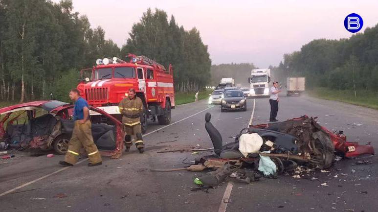 Разорвало пополам  22-летняя женщина за рулём Toyota разбилась на Гусинобродском тракте 29 июля в Новосибирской области.  Она не справилась с управлением и выехала на встречку, где врезалась в Opel. От сильного удара её машину разорвало на две части.  В аварии пострадали четыре человека: оба водителя авто и ещё два пассажира Opel.    Всех доставили в больницу, от полученных травм водитель Toyota скончалась 30 июля.  Вести Новосибирск