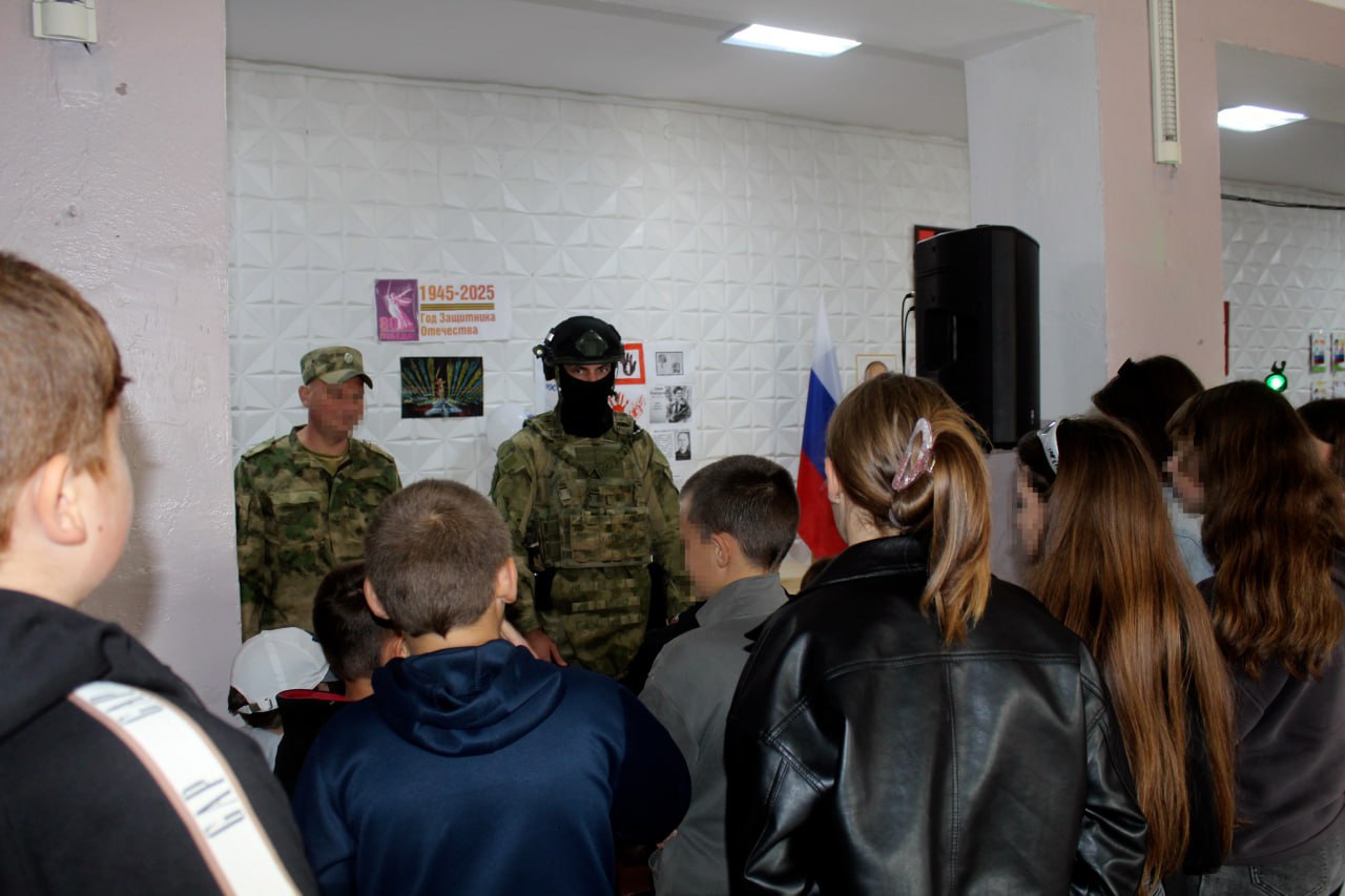 В Херсонской области сотрудники Росгвардии провели патриотическое мероприятие для школьников Накануне Дня воссоединения России с ДНР ЛНР Запорожской и Херсонской областями сотрудники вневедомственной охраны Росгвардии и представители молодежного центра Патриот организовали для школьников села Азовское насыщенную игровую программу Учащиеся поделились на команды и сыграли в лазертаг посоревновались друг с другом в сборке и разборке макета автомата Калашникова Детям также представили молодежные организации общественные и волонтерские движения действующие на Херсонщине Росгвардейцы рассказали школьникам об особенностях служебных будней и ведомственных образовательных организациях ответили на другие вопросы Педагоги и воспитанники сельской школы поблагодарили гостей за интересный визит
