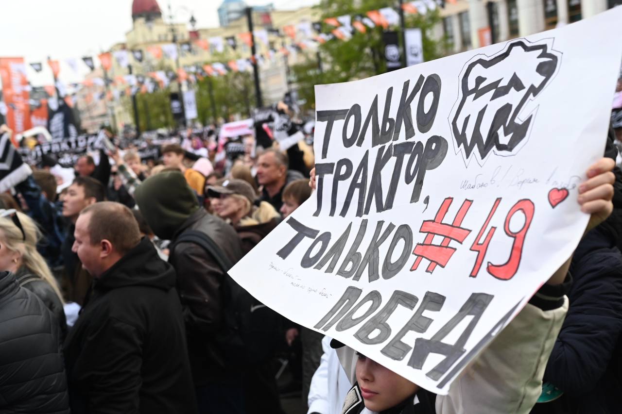 Игроки «Трактора» во втором овертайме одержали третью победу над столичным «Динамо» в полуфинале Кубка Гагарина. Пока главная хоккейная команда Южного Урала билась за победу в Москве, на Кировке ее поддерживали почти пять тысяч челябинцев. О том, как поддержка болельщиков преодолела расстояние и помогла команде — в обзоре «КП-Челябинск».