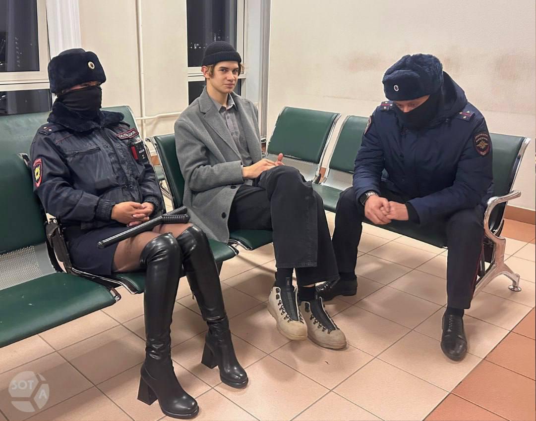 Группу Стоптайм покинул барабанщик Владислав Леонтьев Музыканты сообщили что участие Леонтьева в новогоднем проекте Мирные огоньки стало для него последним в составе их группы мы как надеемся и вы благодарны ему за время музыку и вклад в общее дело и желаем успехов в дальнейших проектах вместе мы прошли сложное испытание но каждый из нас выбрал свой путь написали музыканты Владислав Леонтьев единственный из трех участников группы который остался в России Наоко Диана Логинова и Александр Орлов покинули Россию в конце ноября после карусельных арестов из за исполнения песен Монеточки и Noize MC в Петербурге Фото архив SOTAvision