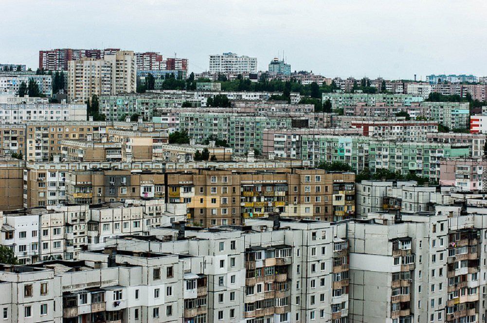 С 1 января 2027 года в Молдове вступит в силу новая система налогообложения жилья на основе масштабной переоценки недвижимости впервые с 2005 года Данные о стоимости домов и квартир будут доступны на портале geodata gov md а владельцы смогут оспорить их онлайн в течение 90 дней Ожидается что оценки существенно вырастут что приведёт к увеличению налогов Кишинев Live Подписаться