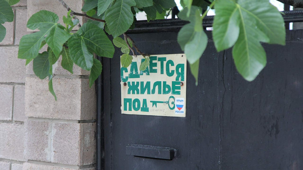 В Ростовской области легализуют гостевые дома — эксперимент стартует с 1 сентября.  Президент России подписал закон о запуске с 1 сентября 2025 года эксперимента по легализации гостевых домов.   Он продлится до конца 2027 года и охватит сразу 21 регион, включая Ростовскую область.  В список участников вошли:  Республика Алтай, Дагестан, Крым, Алтайский, Краснодарский, Приморский, Ставропольский края, Архангельская, Владимирская, Ивановская, Иркутская, Калининградская, Кемеровская, Ленинградская, Ростовская, Херсонская области, Севастополь и федеральная территория Сириус. По новому закону, частные дома, которые сдают туристам, нужно будет официально оформить как гостевые.   Чтобы это сделать, здание должно быть построено на участке под ИЖС или ЛПХ, не быть самостроем и быть зарегистрированным в Росреестре.   Только после этого его внесут в специальный реестр и присвоят уникальный номер.  Без регистрации сдавать жильё в аренду будет запрещено.   А с 2026 года в объявлениях обязательно придётся указывать номер из реестра и ссылку на официальную запись.  Закон призван навести порядок в частном секторе, где туристов часто селят без всяких правил и гарантий.  Согласны?    Подписаться   Связь с редакцией