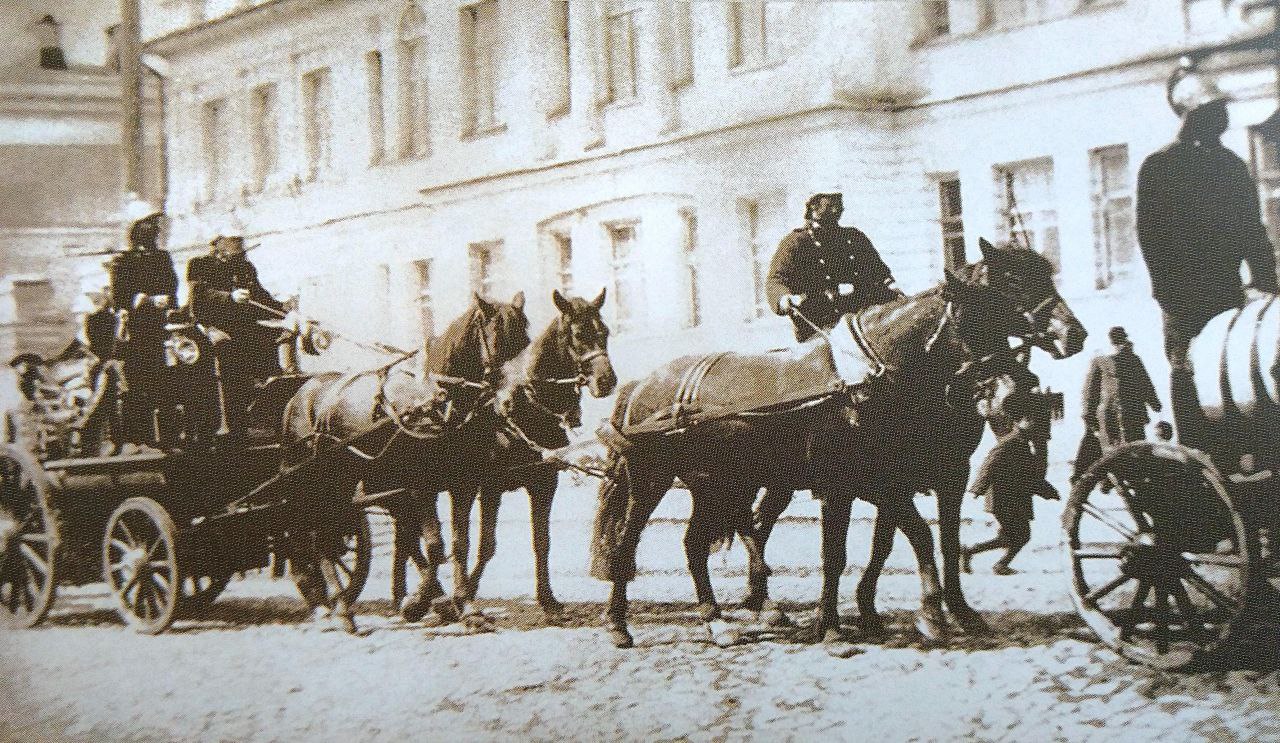 Выезд пожарных Екатеринбурга из пожарной части 2 1900 1910 год В конце XIX века на Вознесенском проспекте была построена пожарная часть 2 сейчас Карла Либкнехта 8а которая защищала левобережную часть города Её составной частью и была каланча Изначально она была деревянной но позже было принято решение о строительстве башни из камня На восток башня высотой в 24 метра открывала вид на Завальную улицу ныне Красноармейская В советское время здание пожарной части было перестроено и башню демонтировали В наше время соблюдается преемственность здание и территория бывшей второй пожарной части сегодня также занята пожарными На территории этой части до января 2017 года располагалось Главное управление МЧС России по Свердловской области Сейчас Главное управление располагается по адресу Шейнкмана 84 С 2019 года здесь располагается отдельный пост 1 пожарно спасательной части 1 пожарно спасательного отряда Главного управления МЧС России по Свердловской области Фото сделано у здания на проспекте Ленина 37