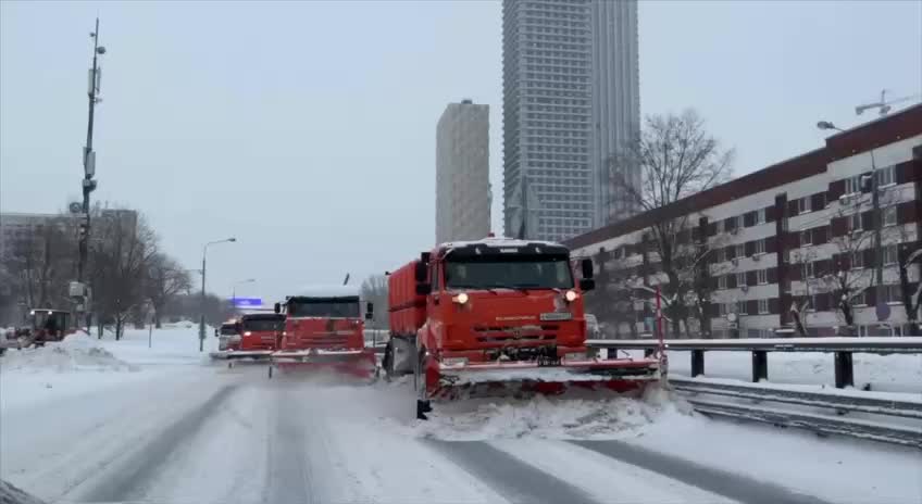 Синоптики предупреждают о снегопадах и гололедице, службы в режиме повышенной готовности