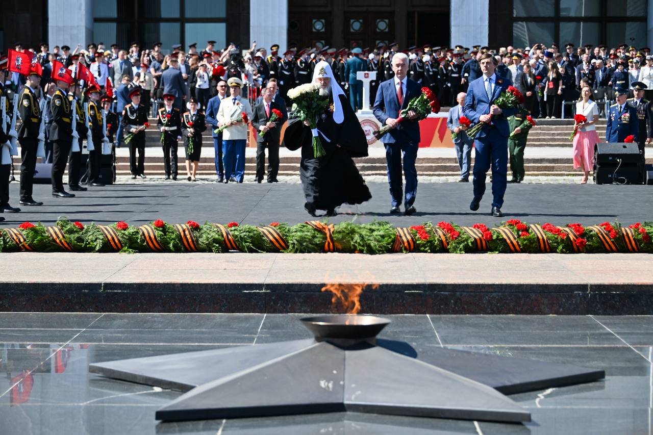 На Поклонной горе прошёл юбилейный десятый Парад кадет Принял участие в торжественном мероприятии вместе с Патриархом Кириллом и Министром просвещения Сергеем Кравцовым. В честь 80-летия Победы Парад — особенный. Участвуют 52 расчёта, в том числе из Луганска, Херсона и белорусского Бреста. Москва свято чтит наследие победителей. Мужество, стойкость, патриотизм и беззаветное служение Отечеству. На этих ценностях растут и воспитываются кадеты, всё подрастающее поколение. Кадетское образование — одно из самых популярных в московской школе. В профильных классах учатся больше 28 тысяч детей. Они воспитываются в лучших кадетских традициях — с упором на эрудицию, физическое развитие, служение Родине и людям. Многие ребята вступают в волонтёрские организации и выбирают военную карьеру. Кроме того, в этом учебном году мы начали развивать в городе военно-патриотические клубы. А во Всероссийском движении "Юнармия" участвуют свыше 55 тысяч московских школьников.