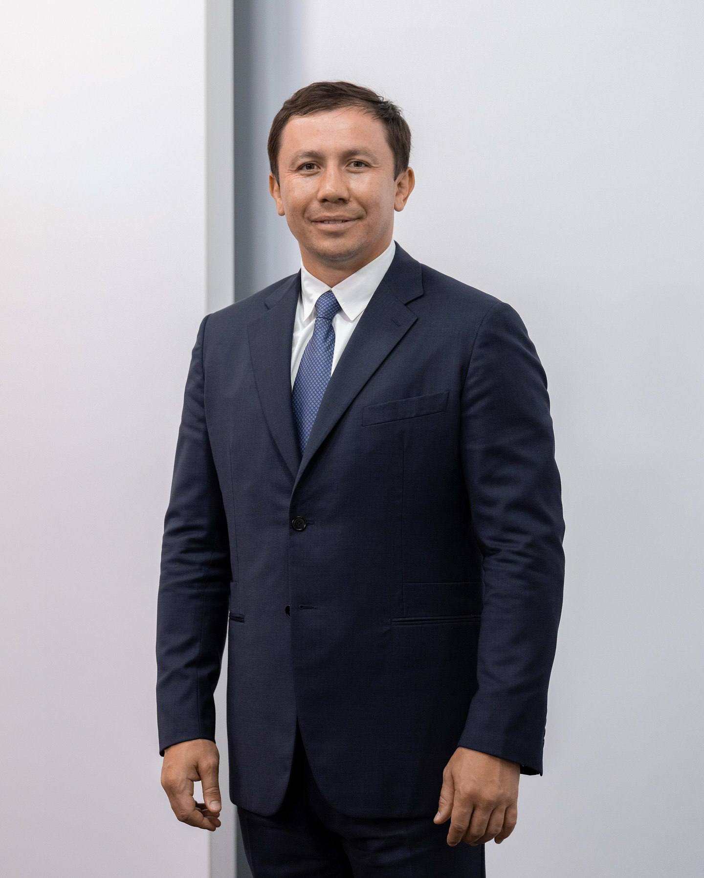 Головкина избрали президентом международной боксерской федерации World Boxing Он стал первым казахстанцем возглавившим мировую спортивную федерацию На Конгрессе Международной федерации бокса в Риме Гену утвердили единогласно Головкин в своём обращении дал понять он берётся вытаскивать любительский бокс из всей этой бюрократической ямы и возвращать World Boxing полноценный олимпийский статус Он говорит что хочет видеть спорт честным и безопасным где каждый боксёр может расти без игр под ковром Обещает что федерация будет работать как единая команда доказывать делом что ей можно доверять и при этом оставаться независимой но в рамках олимпийских принципов честность равенство защита спортсменов С избранием Головкина поздравил Токаев Он отметил что этот выбор подтверждает международный авторитет спортсмена и его достижения в боксе