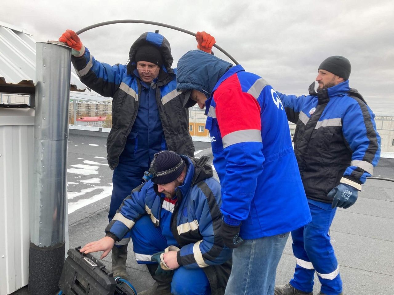 Три квартиры в Нижневартовске по улице Дружбы Народов остались без канализации.   «Нижневартовские коммунальные системы» продолжают работу с должниками по холодному водоснабжению и водоотведению. На прошлой неделе ограничили канализацию для трех квартир по адресу Дружбы Народов, 17, с задолженностью 139 тысяч рублей. Две квартиры не платят с весны 2022 года, а одна никогда не вносила платежи с октября 2020 года.  Блокировку выполняют с крыши через стояк. Специальное устройство с камерой устанавливает заглушку на выход стоков из квартиры.  Процедура занимает немного времени, но сложности возникают при минусовой температуре, так как фановые стояки парят.  НКС начали активно ограничивать услуги с лета для тех, кто игнорирует уведомления. Должникам сообщают о необходимости погашения задолженности за 20 дней до ограничения.