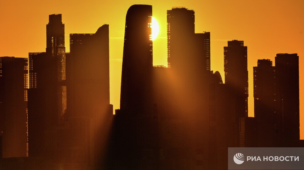 Москвичи смогут увидеть на Солнце гигантские пятна в виде Деда Мороза обещают ученые Если направить камеру телефона на Солнце или смотреть на него через фильтр сквозь дымку облаков можно увидеть темные пятна похожие на Деда Мороза на оленьей упряжке На самом деле это гигантские солнечные пятна Размер самых крупных из них превышает диаметр Земли в несколько раз Лучше всего их видно на рассвете или закате когда Солнце находится низко над горизонтом и свет от него проходит сквозь большую толщину атмосферы Важно помнить что наблюдение Солнца невооруженным глазом длительное время даже сквозь облака является опасным Подписаться на РИА Новости