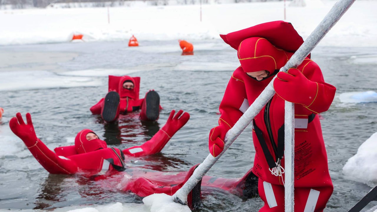 После трагедии в Мурманской области когда туристку из Белоруссии унесло течением во время айс флоатинга власти региона задумались над повышением безопасности этого сравнительно нового вида развлечений География развлечения довольно широка Приморье Байкал Карелия Алтай Ленинградская Кировская Архангельская области Москва Но наиболее популярен он в Мурманской области По словам экспертов такую услугу заказывает практически каждый пятый турист Причем большим спросом айс флоатинг пользуется у иностранцев Но каких либо правил регулирующих айс флоатинг на данный момент просто нет При этом публикации в СМИ вызвали дополнительный интерес россиян к этому развлечению на воде