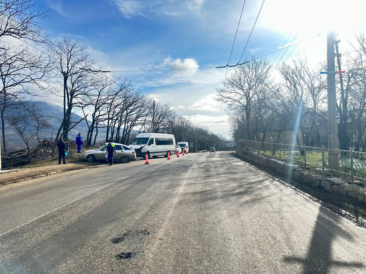 Прокуратура Республики Крым контролирует установление обстоятельств дорожно транспортного происшествия в пригороде Алушты По предварительным данным сегодня 11 февраля 2026 года водитель автомобиля ВАЗ 21124 двигаясь по автодороге Симферополь Алушта Ялта в районе Ангарского перевала выехал на полосу встречного движения где совершил столкновение с микроавтобусом двигавшемся по маршруту Ялта Новая Каховка В результате дорожно транспортного происшествия пострадала женщина находящаяся в легковом автомобиле В общественном транспорте находилось три человека которые не пострадали Проводится проверка решается вопрос о возбуждении уголовного дела