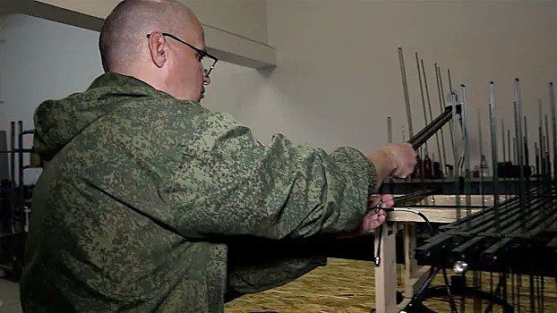 Ветеран СВО Юрий Юшков представит Челябинскую область на первом чемпионате по профмастерству среди участников спецоперации «Абилимпикс»  Чемпионат пройдет в Казани с 25 по 29 июля 2025 года. Он проводится в соответствии с поручением Президента России Владимира Путина. Юрий Анатольевич Юшков выступит в компетенции «Оператор БПЛА».   Юрий Юшков – ветеран СВО, гвардии прапорщик, закончил Балтийский институт экологии, политики и права. С 2003 по2012 год служил в МВД. На СВО служил в составе 6-го танкового полка 90-й гвардейской танковой дивизии. Позывной «Штык» получил от командира отряда благодаря постоянной боевой готовности и желанию помочь сослуживцам. Участвовал в боях в Чернигове и Конотопе. После ранений, по состоянию здоровья вернулся домой, где его ждали жена Елена, дочь Татьяна и внучка Алиса.   О конкурсе ветеран узнал от своего социального координатора филиала фонда «Защитники Отечества». Дисциплину «Оператор БПЛА» выбрал потому, что имеет опыт и навыки в области радиосвязи. После СВО помогает бойцам, изготавливает антенны, которые усиливают сигнал и радиус действия радиостанций.  Полученные знания и навыки Юрий Анатольевич продемонстрирует на площадке производственно-учебного центра АО «Казанский вертолетный завод». В дисциплина  «Оператор БПЛА» также выступят челябинцы Евгений Филиппов и Андрей Биттер.   Организатор чемпионата – Минпросвещения РФ при поддержке Правительства Российской Федерации и Государственного фонда«Защитники Отечества», федеральный оператор – Институт развития профессионального образования, региональный – Правительство Республики Татарстан.  #ЗащитникиОтечества74 #Абилимпикс2025