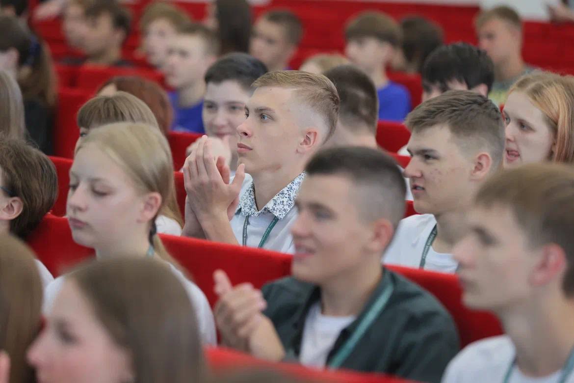 Первая Международная летняя школа по финансовой безопасности открылась в Красноярске     В Красноярске на базе физико-математической школы-интерната Сибирского федерального университета состоялось торжественное открытие Международной летней школы по финансовой безопасности.     Участники – школьники 8-11 классов - победители отборочного этапа V Международной олимпиады по финансовой безопасности из разных регионов России и победители национальных тематических олимпиад из Казахстана, Кыргызстана, Таджикистана, Узбекистана.    В церемонии открытия школы приняли участие:    Юрий Чиханчин, директор Росфинмониторинга;     Михаил Котюков, Губернатор Красноярского края;    Николай Колачевский, директор Физического института им. П.Н. Лебедева РАН;    Максим Румянцев, ректор Сибирского федерального университета.      Школа нацелена на подготовку школьников к участию в финальном этапе юбилейной V Международной олимпиады по финансовой безопасности, который впервые пройдет в Красноярске осенью 2025 года.     Юрий Чиханчин выразил благодарность Губернатору  края Михаилу Котюкову и ректору СФУ Максиму Румянцеву за поддержку инициативы и содействие в организации школы и проведении Олимпиады.   «Школа играет важную роль в подготовке российской сборной к Международной олимпиаде по финансовой безопасности. Кроме того, хочу отметить, что в разных странах проводятся национальные тематические  олимпиады, и мы рады приветствовать в Красноярске сильнейших участников, которые представляют свои страны на этом мероприятии. Мы начинали с малого - проводили уроки в школах, а теперь эти уроки переросли в нечто большее», - сказал Юрий Чиханчин.    В рамках школы в течение 10 дней ребята будут посещать занятия продвинутого уровня математического и гуманитарного блока, в том числе на темы криптовалюты, работы с большими данными, цифровой безопасности и др., а также разбирать примеры олимпиадных заданий.   Подробнее не сайте
