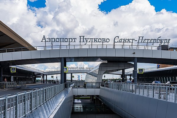 В аэропорту Пулково отказались снижать цены на парковку по требованию УФАС Петербурга Оператор Пулково "Воздушные Ворота Северной Столицы" ВВСС не станет снижать тарифы на парковку по требованию петербургского УФАС. Об этом пишет "Деловой Петербург". Ранее суд принял к производству иск оператора об оспаривании приказа ведомства о возбуждении дела из-за монопольно высоких цен на парковку. "Со стороны ФАС было два заключения. Сейчас мы обжалуем второе. И нет основания для снижения тарифов", — заявили в пресс-службе оператора. aviaru.net/n283548